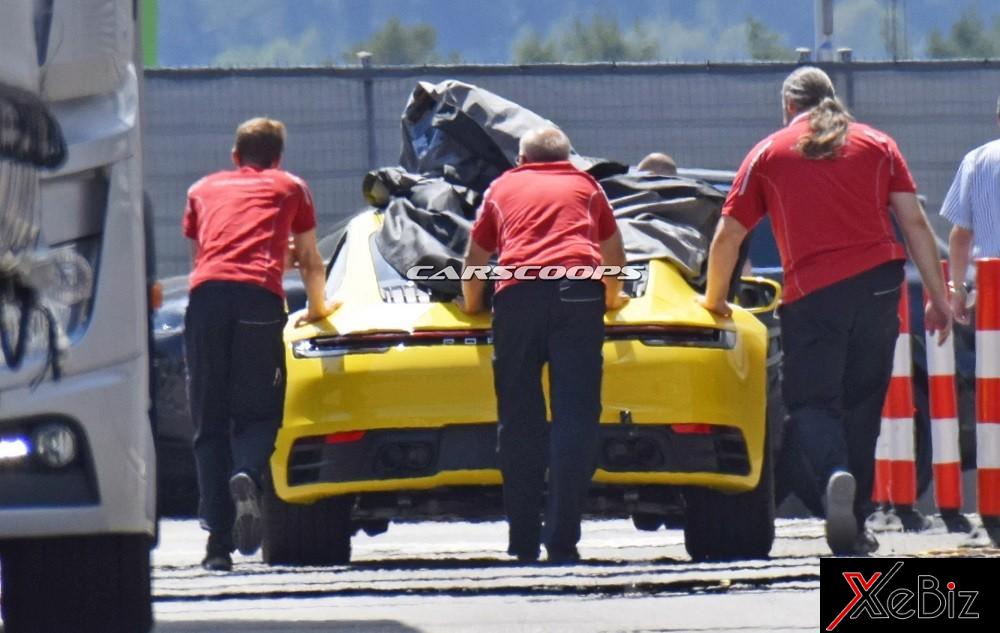 Chiếc Porsche 911 2019 được 3 người đẩy trên đường