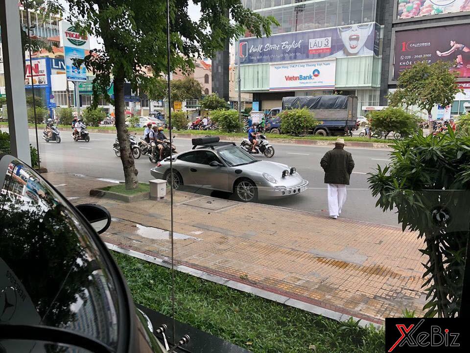 Ông Đặng Lê Nguyên Vũ bị bắt gặp xuất hiện cùng chiếc Porsche 911 Carrera độ siêu quái dị trong một lần đi mua xe