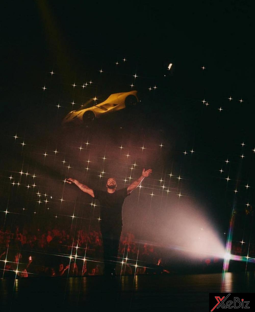 Nam rapper&nbsp;Drake và siêu xe Ferrari LaFerrari màu vàng tại buổi biểu diễn