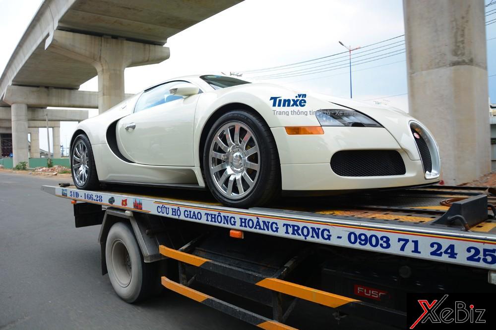Trưa ngày hôm nay, 23/5/2018, ông hoàng tốc&nbsp;độ Bugatti Veyron&nbsp;được vận chuyển ra khỏi showroom công ty nhập khẩu tư nhân quận 5, Tp.HCM&nbsp;để lên xe chuyên dụng&nbsp;đi&nbsp;đăng kiểm. Trước&nbsp;đó, thông tin Đặng Lê Nguyên Vũ, ông chủ tập đoàn cà phê Trung Nguyên tậu siêu phẩm này gây chấn&nbsp;động giới chơi xe trong nước.
