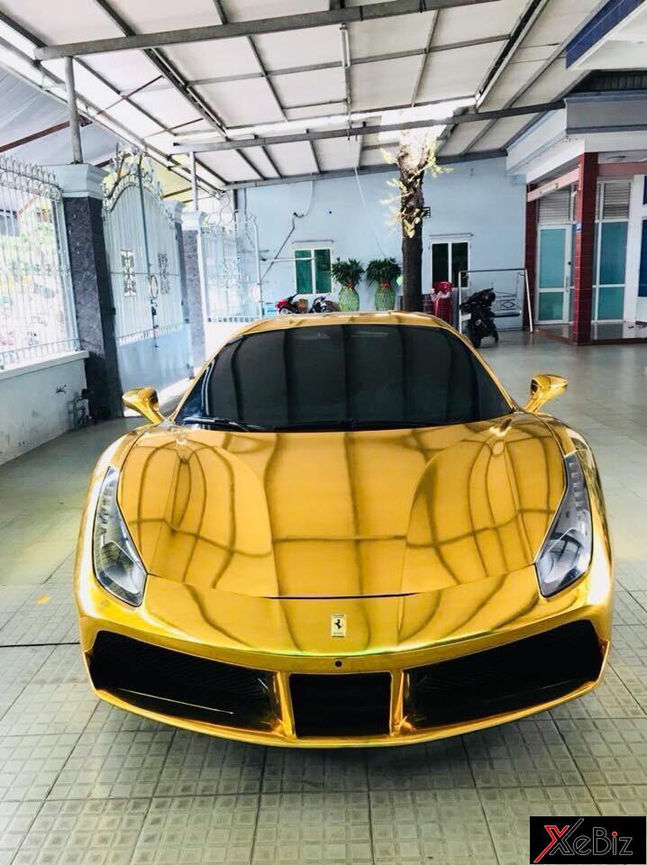 Ferrari 488 GTB đầu tiên tại Việt Nam được chủ nhân cho khoác áo vàng crôm nổi bận bật.