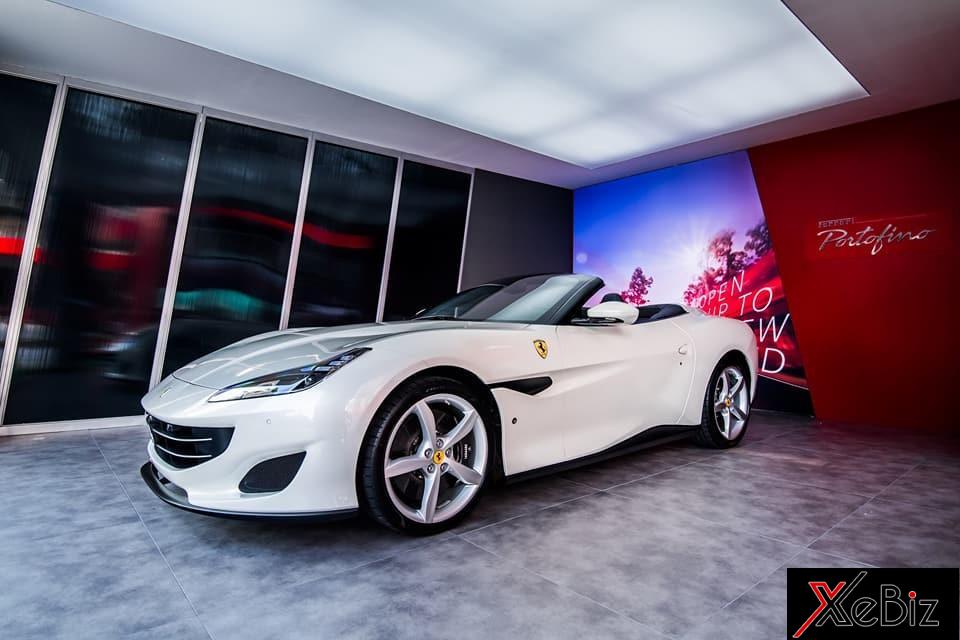 Ital Auto, đại lý chính thức của Ferrari tại Singapore, đã giới thiệu chiếc siêu xe mui trần Ferrari Portofino đến giới nhà giàu tại đảo quốc Sư Tử này. Hiện chưa rõ mức giá bán của mẫu siêu xe này tại thị trường Singapore, chỉ biết rằng, tại thị trường nước ngoài xe có giá bán 214.533 USD. Ital Auto, đại lý chính thức của Ferrari tại Singapore, đã giới thiệu chiếc siêu xe mui trần Ferrari Portofino đến giới nhà giàu tại đảo quốc Sư Tử này. Hiện chưa rõ mức giá bán của mẫu siêu xe này tại thị trường Singapore, chỉ biết rằng, tại thị trường nước ngoài xe có giá bán 214.533 USD.