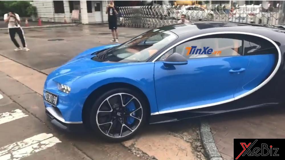 Hàng chục bạn trẻ đang tác nghiệp siêu xe triệu đô Bugatti Chiron đầu tiên cập bến Trung Quốc