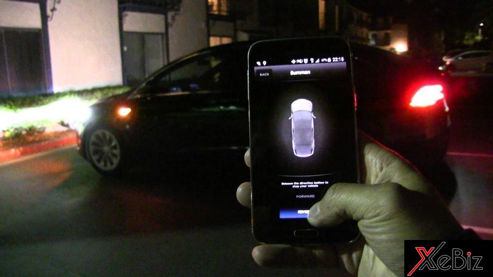 Sử dụng tính năng Summon, Tesla Model X đâm vào cửa gara  Tesla Model X đâm vào cửa gara