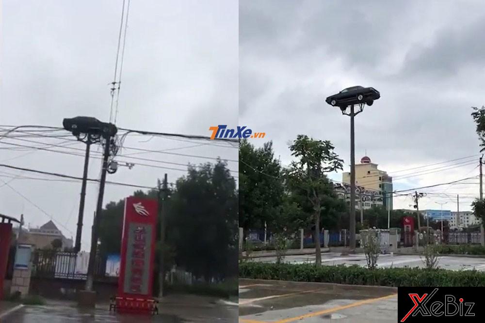 Chiếc Audi 100 nằm trên đỉnh cột điện Chiếc Audi 100 nằm trên đỉnh cột điện