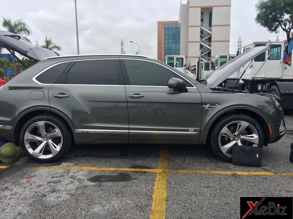 SUV siêu đắt đỏ Bentley Bentayga mới được khui công tại cảng Đình Vũ, Hải Phòng SUV siêu đắt đỏ Bentley Bentayga mới được khui công tại cảng Đình Vũ, Hải Phòng