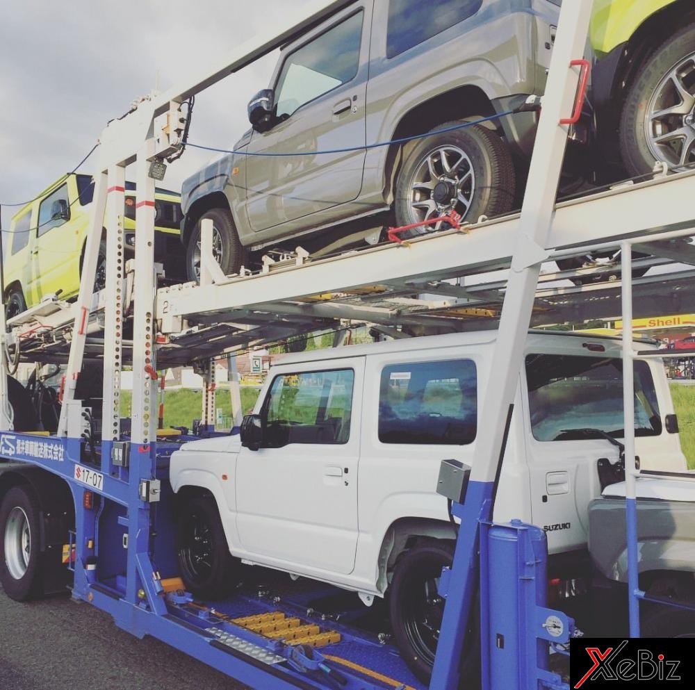 Những chiếc Suzuki Jimny 2019 nằm trên xe chuyên dụng để đến đại lý ở Nhật Bản