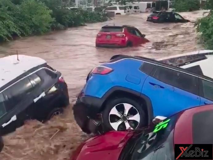 Đại lý Fiat Chrysler bị lũ quét