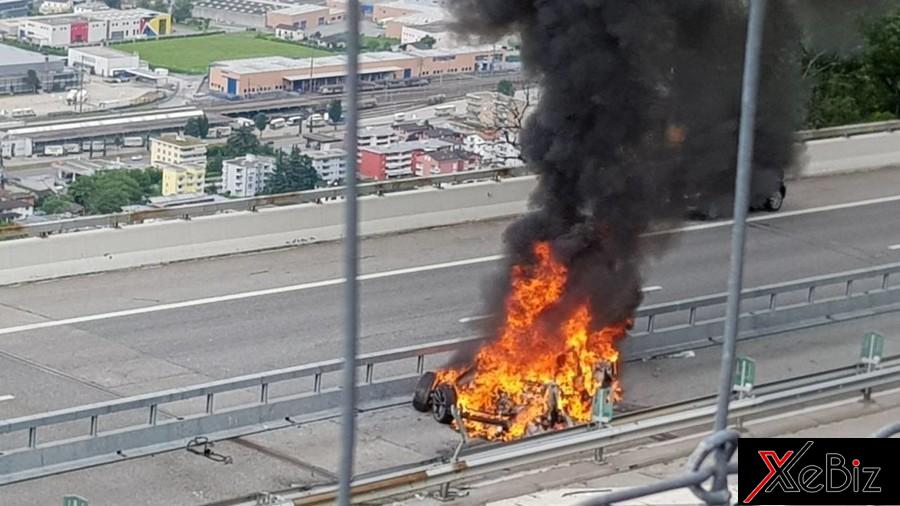 Hiện trường vụ tai nạn xe Tesla đâm vào rải phân cách, rồi lật úp và bốc cháy ở Ticino, Thụy Sĩ Hiện trường vụ tai nạn xe Tesla đâm vào rải phân cách, rồi lật úp và bốc cháy ở Ticino, Thụy Sĩ