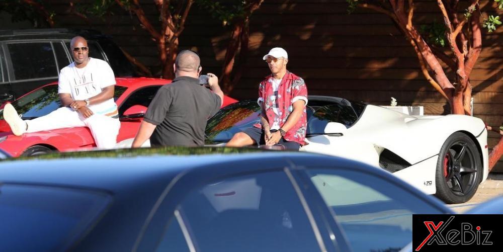 Lewis Hamilton cùng Ferrari LaFerrari Aperta màu trắng và người bạn Corey Gamble ngồi trên Ferrari F12 Berlineta