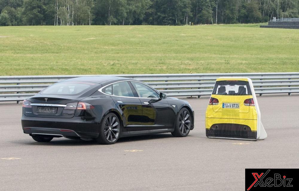 Hình ảnh chiếc Tesla Model S trong bài thử nghiệm cả ILNAS