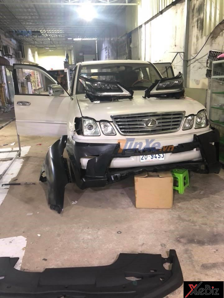 Chiếc Lexus LX470 đời 2005 trước khi bước vào phẫu thuật Chiếc Lexus LX470 đời 2005 trước khi bước vào phẫu thuật