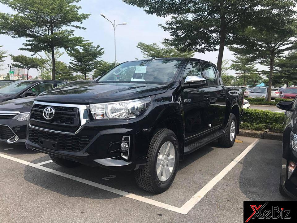 Cận cảnh xe bán tải Toyota Hilux 2018 với thiết kế mới tại đại lý ở Hà Nội