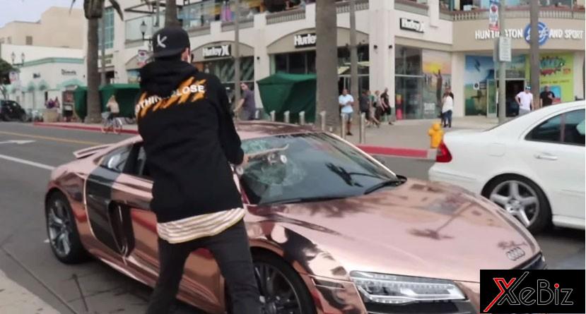 Khoảnh khắc thanh niên dùng ván trượt đập kính chắn gió của chiếc Audi R8 V10