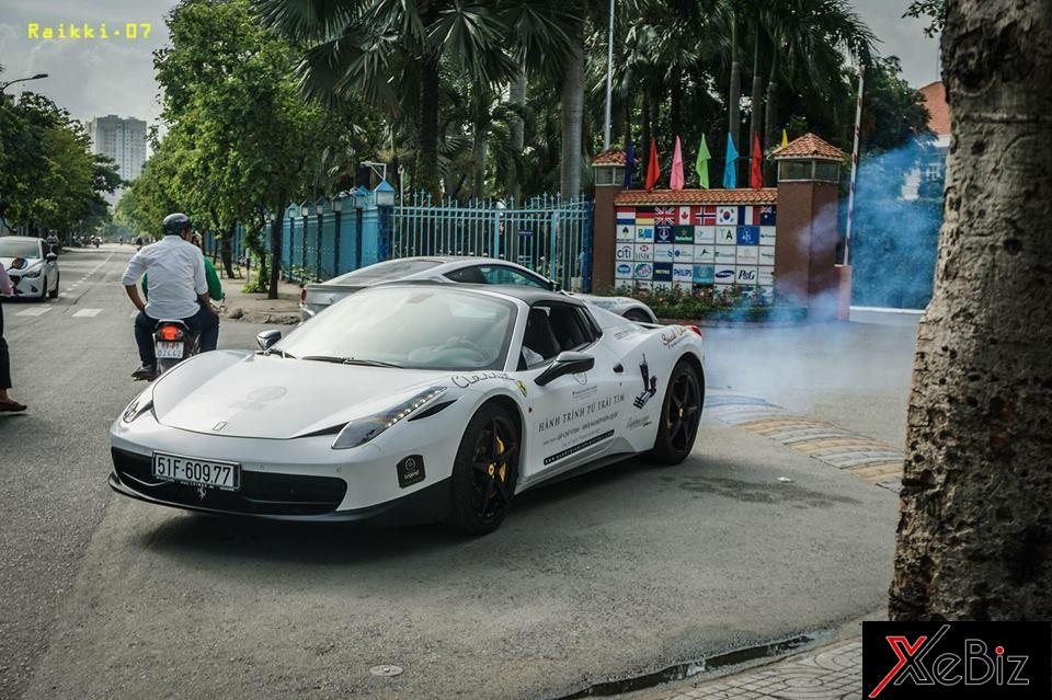 Ferrari 458 Spider bốc khói khói trắng nghi ngút ngay khi bước ra từ cổng khu biệt thự của Chủ tịch Trung Nguyên đang ở tại quận 2, Tp.HCM Ferrari 458 Spider bốc khói khói trắng nghi ngút ngay khi bước ra từ cổng khu biệt thự của Chủ tịch Trung Nguyên đang ở tại quận 2, Tp.HCM