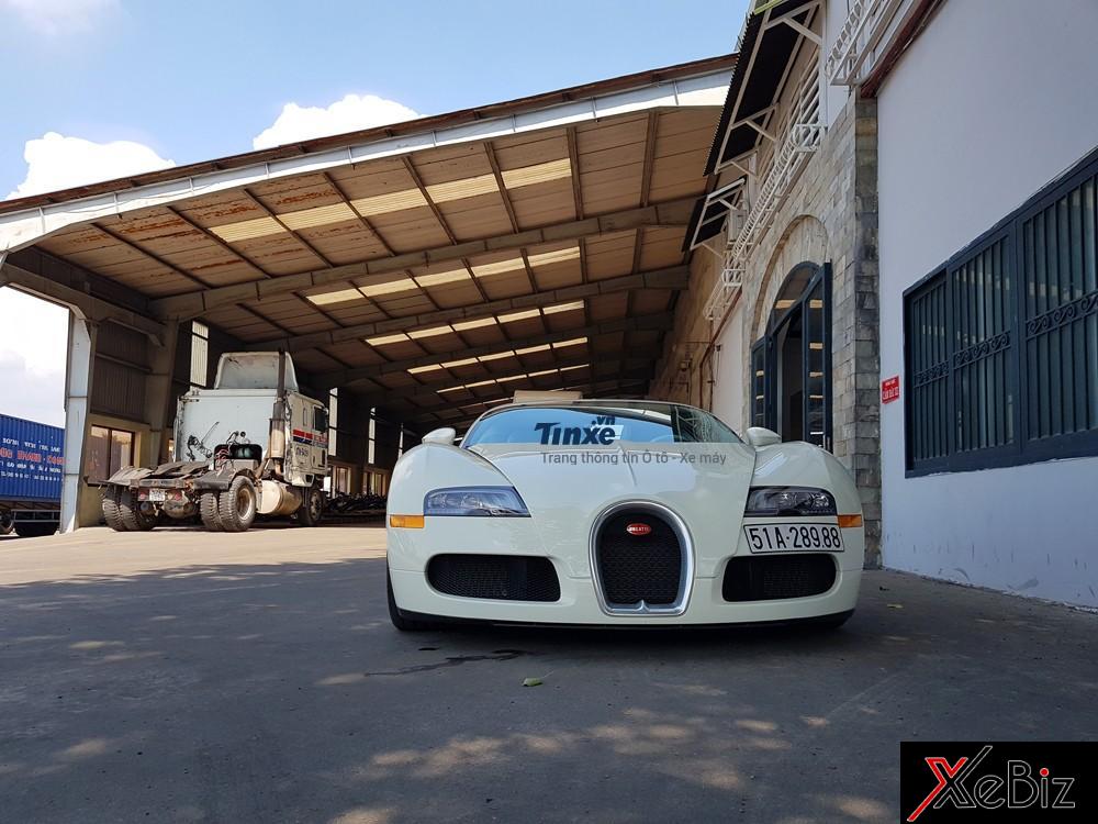 Vào trưa hôm qua, ngày 23/5/2018, chiếc Bugatti Veyron độc nhất Việt Nam bất ngờ được vận chuyển bằng xe chuyên dụng từ công ty nhập khẩu tư nhân quận 5, Tp.HCM đến một trạm đăng kiểm nằm ở quận Thủ Đức đã thu hút khá nhiều sự chú ý của giới mê xe trong nước.
