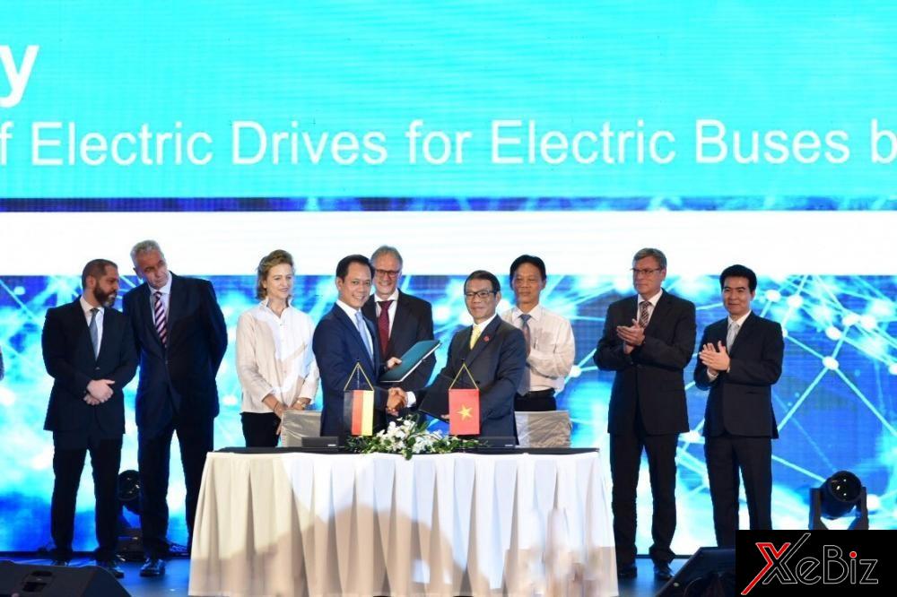 Ông Võ Quang Huệ - Phó Tổng giám đốc Tập đoàn Vingroup (phải) và Tiến sỹ Phạm Thái Lai, Chủ tịch kiêm Tổng Giám đốc Siemens Việt Nam (trái) ký hợp đồng về cung cấp công nghệ và linh kiện để sản xuất xe buýt điện mang thương hiệu VinFast.