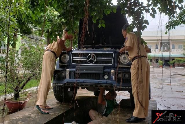 Lực lượng chức năng đang tiến hành tra cứu số máy và số khung của chiếc Mercedes-Benz G55 AMG mang biển kiểm soát quân đội 