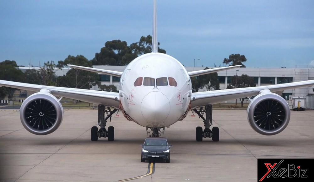 Tesla Model X kéo máy bay Boeing 787-9 Dreamliner nặng 130 tấn