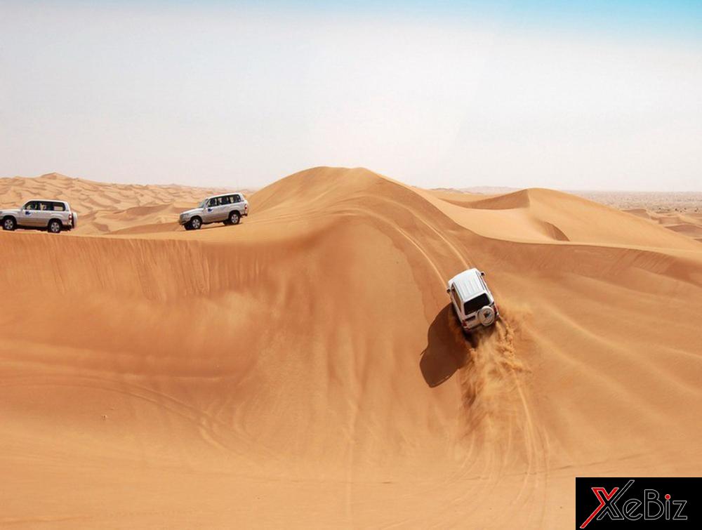 Những chiếc Toyota Land Cruiser chở khách chinh phục đồi cát sa mạc Safari ở Dubai. Những chiếc Toyota Land Cruiser chở khách chinh phục đồi cát sa mạc Safari ở Dubai.
