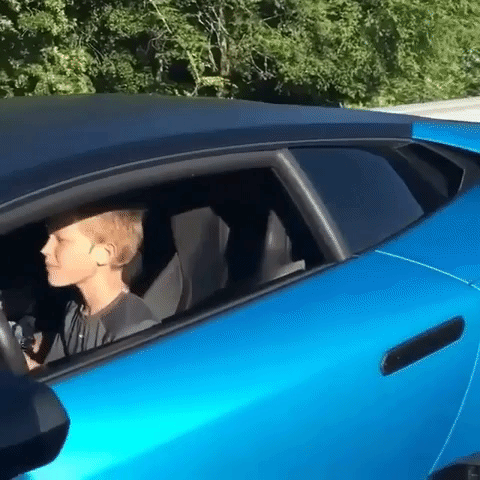 Cậu bé 11 tuổi tỏ ra không sợ hãi trước sức mạnh của siêu xe Lamborghini Huracan LP610-4