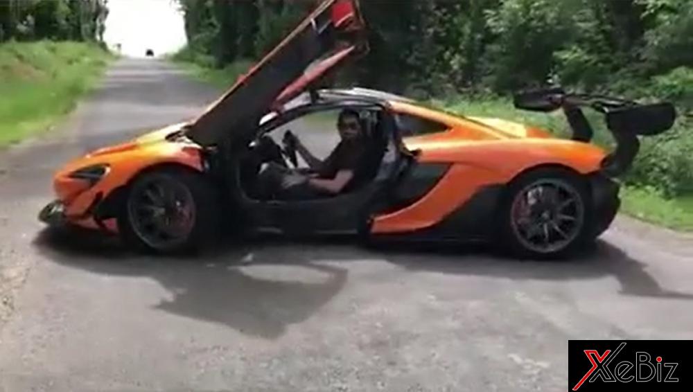 Nam thanh niên mở cả 2 cửa xe để quay đầu trên đường hẹp