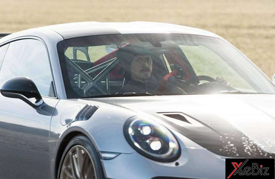 Zlatan Ibrahimovic lái siêu xe Porsche 911 GT2 RS 2018 mới tậu đến sân tập